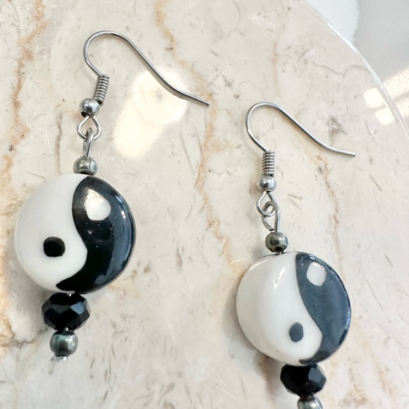 Vintage Yin Yang Black And White Glass Bead Dangle Silver Tone Earrings - Picture 3 of 3